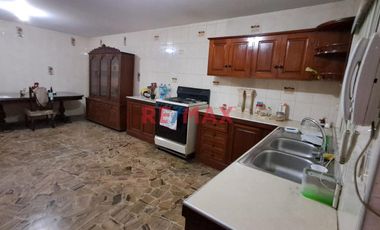 Tenga la oportunidad de comprar un 2do. piso con 3 departamentos independientes que lo puede independizar o vivir con toda su familia en una zona cent