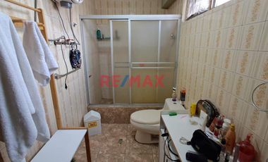 Tenga la oportunidad de comprar un 2do. piso con 3 departamentos independientes que lo puede independizar o vivir con toda su familia en una zona cent