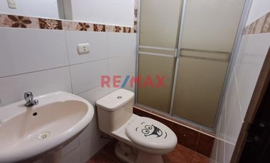 Tenga la oportunidad de comprar un 2do. piso con 3 departamentos independientes que lo puede independizar o vivir con toda su familia en una zona cent
