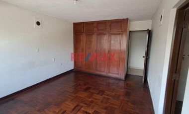 Tenga la oportunidad de comprar un 2do. piso con 3 departamentos independientes que lo puede independizar o vivir con toda su familia en una zona cent