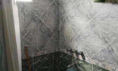 Propiedad en 3 plantas - Sobre lote de 340mts2 - 3 dormitorios - Altillo amplio - 2 baños completos - galpón - quincho - garage - parque