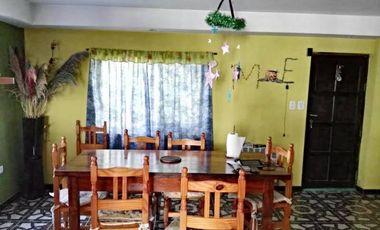 Propiedad en 3 plantas - Sobre lote de 340mts2 - 3 dormitorios - Altillo amplio - 2 baños completos - galpón - quincho - garage - parque