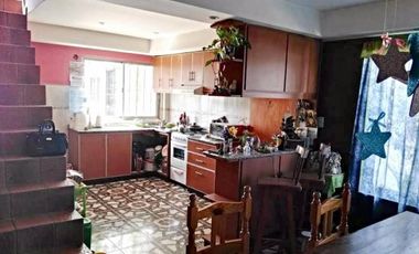 Propiedad en 3 plantas - Sobre lote de 340mts2 - 3 dormitorios - Altillo amplio - 2 baños completos - galpón - quincho - garage - parque