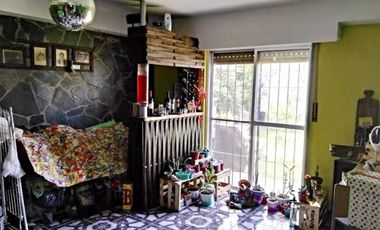 Propiedad en 3 plantas - Sobre lote de 340mts2 - 3 dormitorios - Altillo amplio - 2 baños completos - galpón - quincho - garage - parque