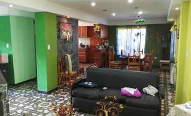 Propiedad en 3 plantas - Sobre lote de 340mts2 - 3 dormitorios - Altillo amplio - 2 baños completos - galpón - quincho - garage - parque