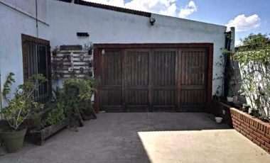 Propiedad en 3 plantas - Sobre lote de 340mts2 - 3 dormitorios - Altillo amplio - 2 baños completos - galpón - quincho - garage - parque