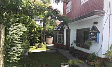 Propiedad en 3 plantas - Sobre lote de 340mts2 - 3 dormitorios - Altillo amplio - 2 baños completos - galpón - quincho - garage - parque