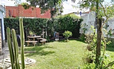 Propiedad en 3 plantas - Sobre lote de 340mts2 - 3 dormitorios - Altillo amplio - 2 baños completos - galpón - quincho - garage - parque