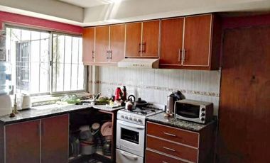 Propiedad en 3 plantas - Sobre lote de 340mts2 - 3 dormitorios - Altillo amplio - 2 baños completos - galpón - quincho - garage - parque