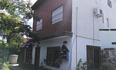 Propiedad en 3 plantas - Sobre lote de 340mts2 - 3 dormitorios - Altillo amplio - 2 baños completos - galpón - quincho - garage - parque