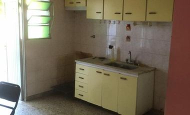 V.ADELINA. C.ARGERICH Y AV. DE MAYO. CASA 3 AMBIENTES, 2 DORMITORIOS , COCINA-COMEDOR, BAÑO,  FONDO LIBRE  Y COCHERA