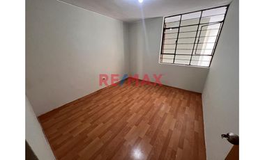 Esta casa de dos pisos más azotea en Venta ofrece una oportunidad excepcional tanto para vivienda como para inversión con una ubicación privilegiada.