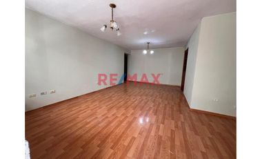 Esta casa de dos pisos más azotea en Venta ofrece una oportunidad excepcional tanto para vivienda como para inversión con una ubicación privilegiada.