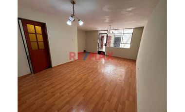 Esta casa de dos pisos más azotea en Venta ofrece una oportunidad excepcional tanto para vivienda como para inversión con una ubicación privilegiada.
