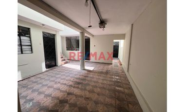 Esta casa de dos pisos más azotea en Venta ofrece una oportunidad excepcional tanto para vivienda como para inversión con una ubicación privilegiada.