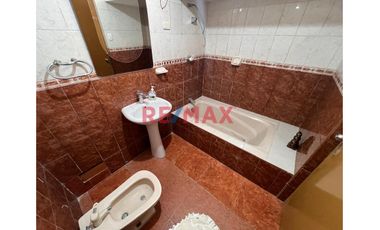Esta casa de dos pisos más azotea en Venta ofrece una oportunidad excepcional tanto para vivienda como para inversión con una ubicación privilegiada.