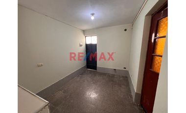 Esta casa de dos pisos más azotea en Venta ofrece una oportunidad excepcional tanto para vivienda como para inversión con una ubicación privilegiada.