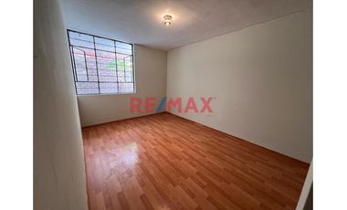 Esta casa de dos pisos más azotea en Venta ofrece una oportunidad excepcional tanto para vivienda como para inversión con una ubicación privilegiada.