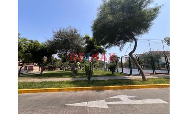 Esta casa de dos pisos más azotea en Venta ofrece una oportunidad excepcional tanto para vivienda como para inversión con una ubicación privilegiada.
