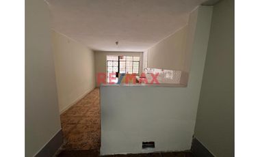 Esta casa de dos pisos más azotea en Venta ofrece una oportunidad excepcional tanto para vivienda como para inversión con una ubicación privilegiada.