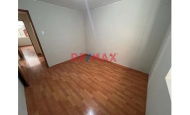 Esta casa de dos pisos más azotea en Venta ofrece una oportunidad excepcional tanto para vivienda como para inversión con una ubicación privilegiada.