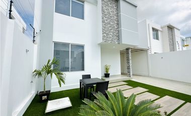 CASAS EN URB CRISTAL AZUL
