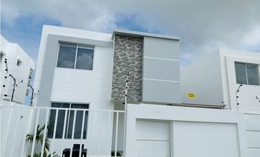 CASAS EN URB CRISTAL AZUL