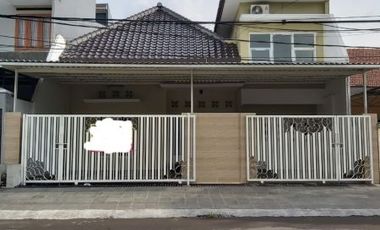 Disewakan rumah 2 lantai baru Renovasi di Gayungsari