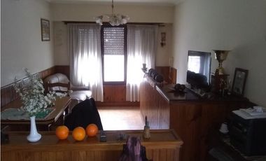 Venta chalet con local y departamento 2 amb.