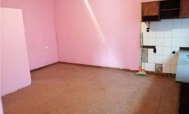 Venta chalet con local y departamento 2 amb.
