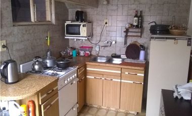 Venta chalet con local y departamento 2 amb.