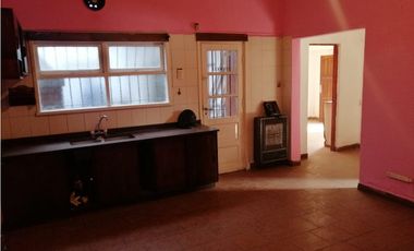 Venta chalet con local y departamento 2 amb.