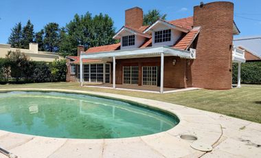 Casa en venta estilo clásico en Mapuche CC. Inmejorable  acceso. Piscina.