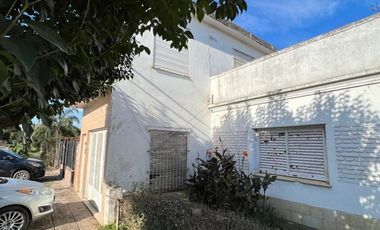 Casa de 4 AMBIENTES ubicada a 350 metros de la Avenida Berlín .