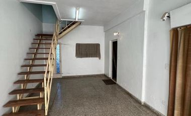 Casa de 4 AMBIENTES ubicada a 350 metros de la Avenida Berlín .