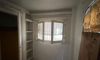 Casa de 4 AMBIENTES ubicada a 350 metros de la Avenida Berlín .