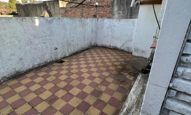 Casa de 4 AMBIENTES ubicada a 350 metros de la Avenida Berlín .