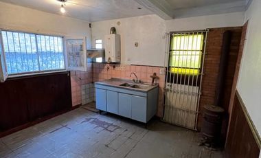 Casa de 4 AMBIENTES ubicada a 350 metros de la Avenida Berlín .