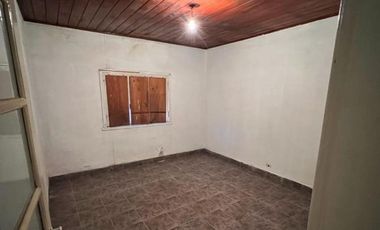 Casa de 4 AMBIENTES ubicada a 350 metros de la Avenida Berlín .