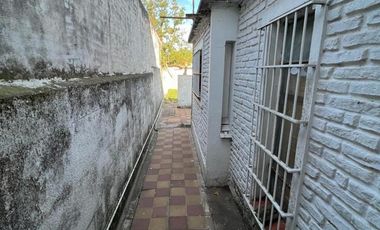 Casa de 4 AMBIENTES ubicada a 350 metros de la Avenida Berlín .