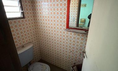 Casa de 4 AMBIENTES ubicada a 350 metros de la Avenida Berlín .