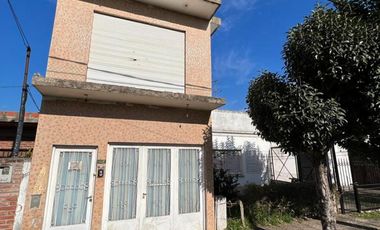 Casa de 4 AMBIENTES ubicada a 350 metros de la Avenida Berlín .