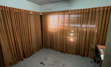 Casa de 4 AMBIENTES ubicada a 350 metros de la Avenida Berlín .