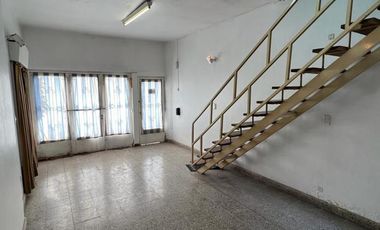 Casa de 4 AMBIENTES ubicada a 350 metros de la Avenida Berlín .