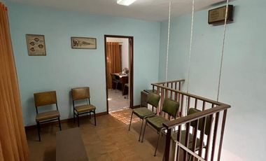 Casa de 4 AMBIENTES ubicada a 350 metros de la Avenida Berlín .