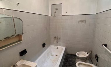 Casa de 4 AMBIENTES ubicada a 350 metros de la Avenida Berlín .