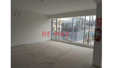 Se Vende Linda Y Moderna Oficina  178.46 M2 En Urb. Santa Catalina, La Victoria