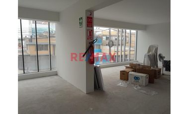 Se Vende Linda Y Moderna Oficina  178.46 M2 En Urb. Santa Catalina, La Victoria