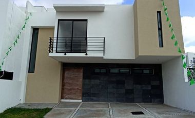 Casa en Lomas de Juriquilla con jardín y terraza