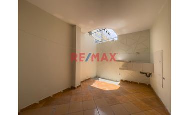 Se alquila departamento duplex en 2do y 3er piso. Ubicado a una cuadra del parque grande de california, cerca a Av. Los Ángeles, Av. Fátima y Av. Larc
